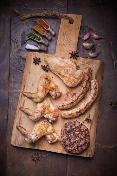 Различные мясо гриль, пищевой фон, деревянный фон . — стоковое фото