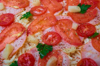Pizza ve bu farklı maddeler. Koyu arka plan. Yukarıdan görüntülemek.