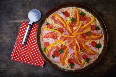 Pizza ve bu farklı maddeler. Koyu arka plan. Yukarıdan görüntülemek.