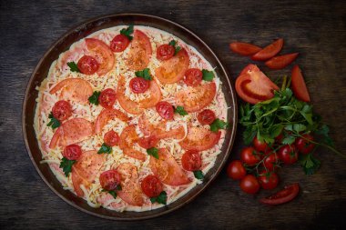 Pizza ve bu farklı maddeler. Koyu arka plan. Yukarıdan görüntülemek.
