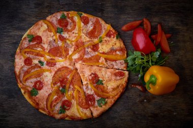 Pizza ve bu farklı maddeler. Koyu arka plan. Yukarıdan görüntülemek.