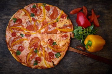 Pizza ve bu farklı maddeler. Koyu arka plan. Yukarıdan görüntülemek.