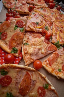 Pizza ve bu farklı maddeler. Koyu arka plan. Yukarıdan görüntülemek.