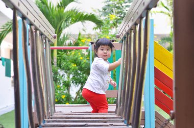 Asyalı küçük kız Bahçesi Tayland üzerinde oynama