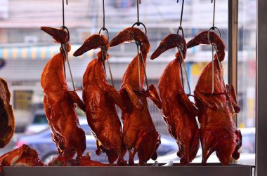 Kızarmış ördek Vitrinde asılı. Favori Tayland gıda