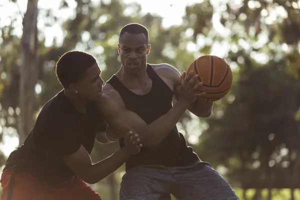 Menn spiller basketball i parken – stockfoto