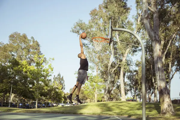 Adam basketbol atış yapıyorum — Stok fotoğraf