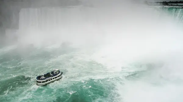 Bateau touristique à Niagara Falls — Photo