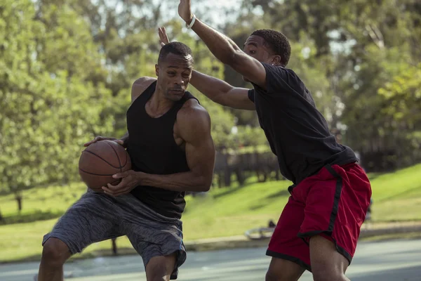 Men play basketball in park — Stock Photo, Image