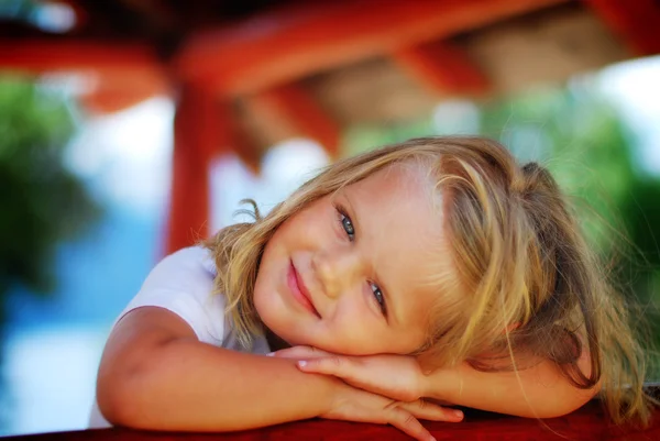 Gülümseyen küçük kızın portresi — Stok fotoğraf