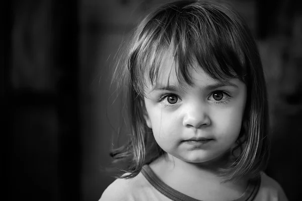 Jeune fille avec de grands beaux yeux — Photo