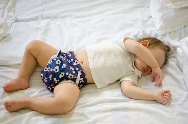 Bayi tidur di tempat tidur — Stok Foto
