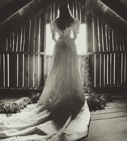 Femme en robe de mariée sur le grenier — Photo