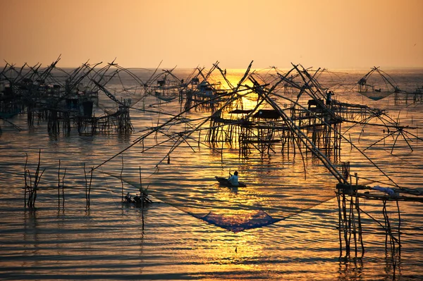 Chińskich sieci rybackich zainstalowany w morze — Zdjęcie stockowe