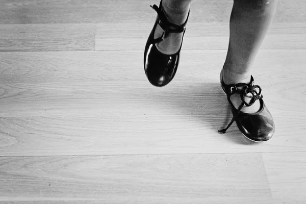 Dziewczyna sobie buty do tańca — Zdjęcie stockowe