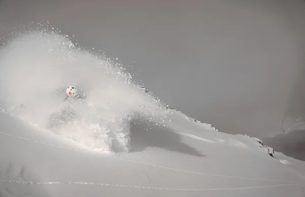 Skier descending slope — Stock Photo, Image