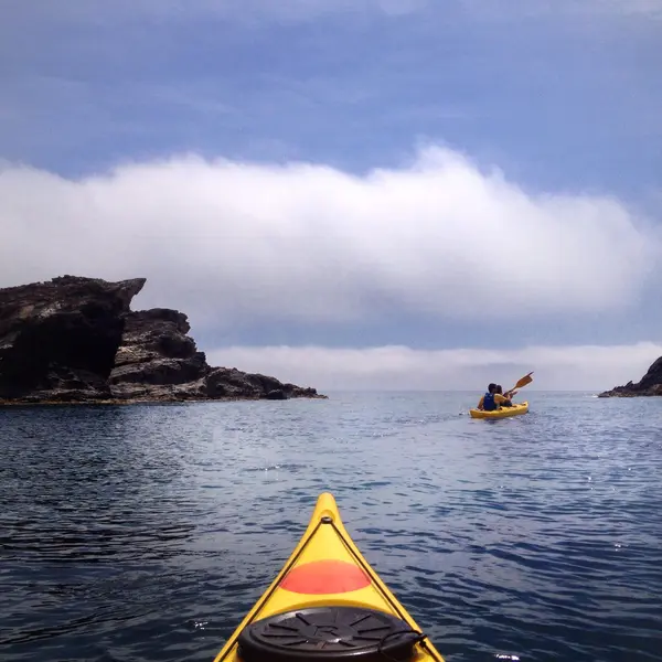 Kayak tra le scogliere — Foto Stock