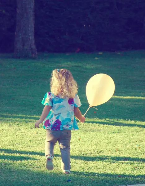 Girl holding balloon at birthday party — Stock Photo, Image