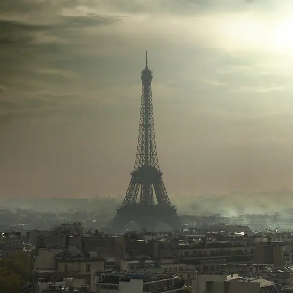 Eyfel Kulesi smog — Stok fotoğraf