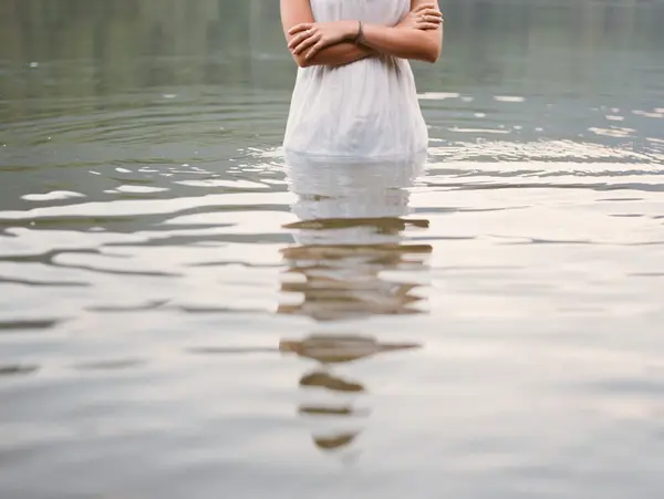 Chica en vestido de pie en el lago —  Fotos de Stock