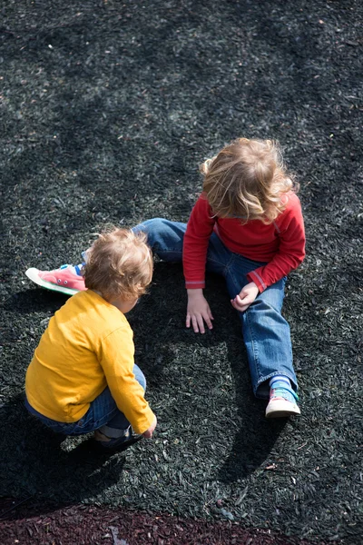 Dos chicos jugando — Foto de Stock