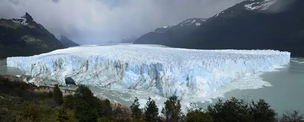 Glacier Perrito moreno par temps de pluie — Photo