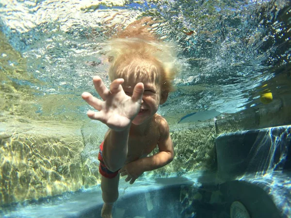 Garçon nageant sous l'eau — Photo