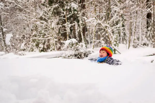 Garçon heureux coincé dans la neige — Photo