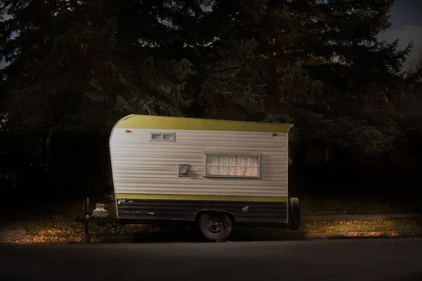 Trailer campista em uma rua — Fotografia de Stock