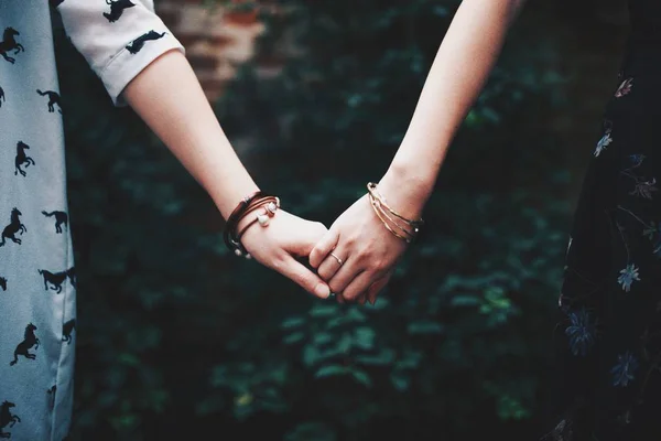 Two girls holding hands — Stock Photo, Image