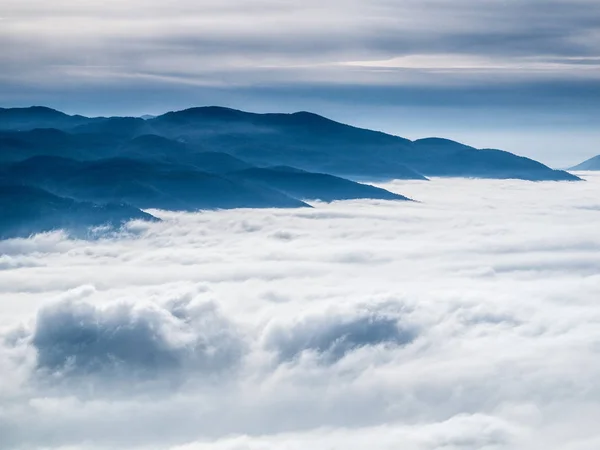Berge in Wolken, schöne Landschaft — Stockfoto