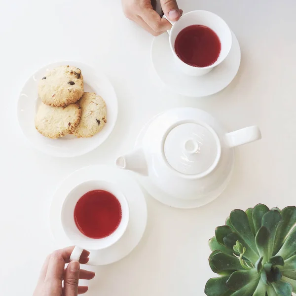 Pliki cookie i filiżanki herbaty — Zdjęcie stockowe