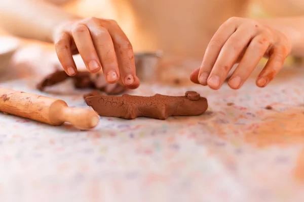 Niño haciendo una figura de arcilla — Foto de Stock