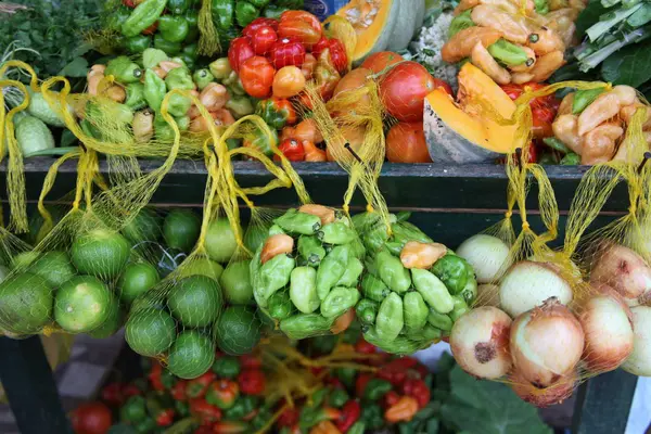 Vegetables in market stall — Stock Photo, Image