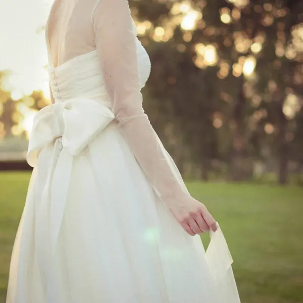 Mid-section of young bride — Stock Photo, Image