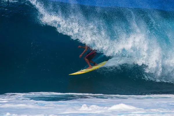 Surfista andando através de uma onda de barril — Fotografia de Stock