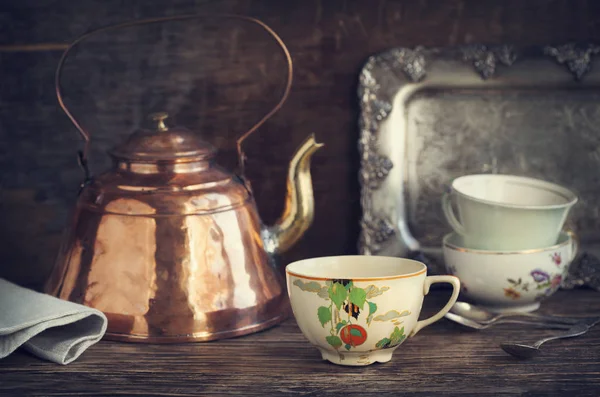 Винтажный чайник и чайные чашки — стоковое фото