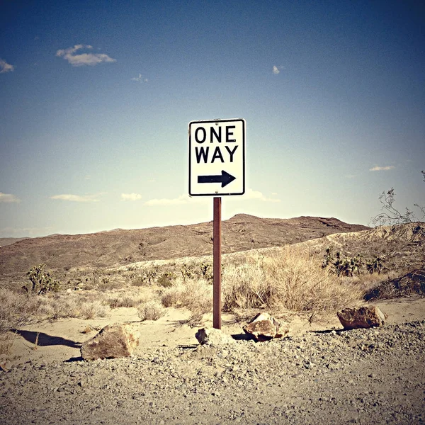 Señal de un solo sentido en el desierto —  Fotos de Stock