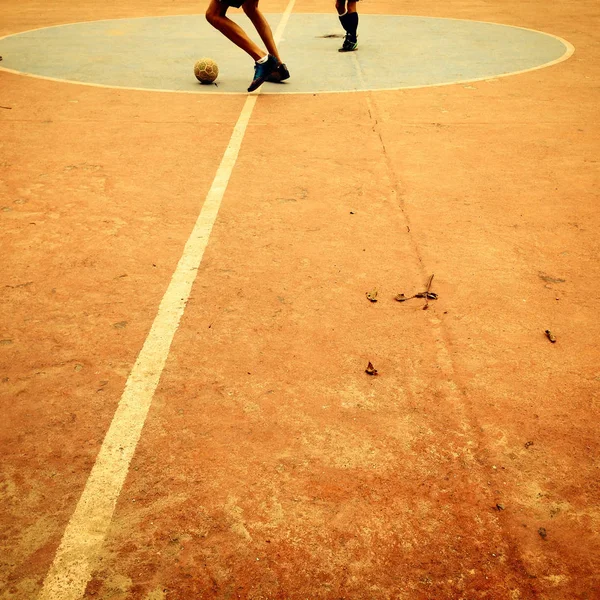 Garçons jouant au football — Photo