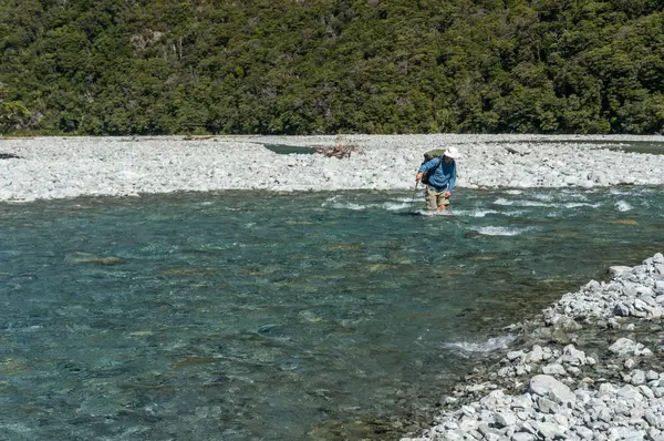 Mann überquert Fluss — Stockfoto