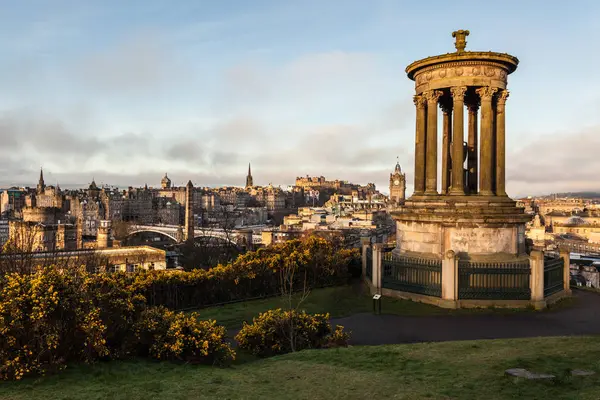 Dugald Stewart Monument and the Edinburgh Old Town — Stock Photo, Image