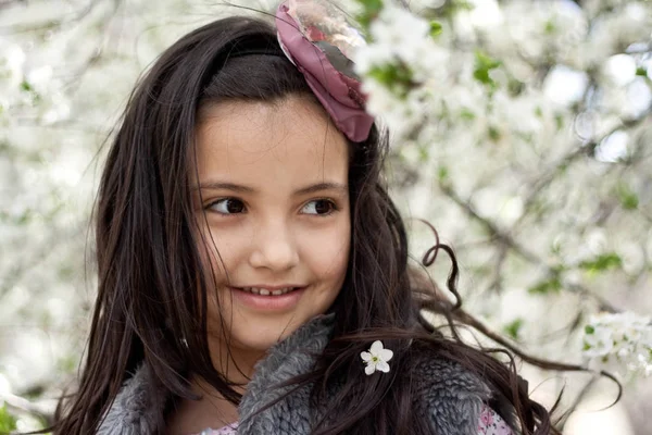 Portret van meisje glimlachen — Stockfoto