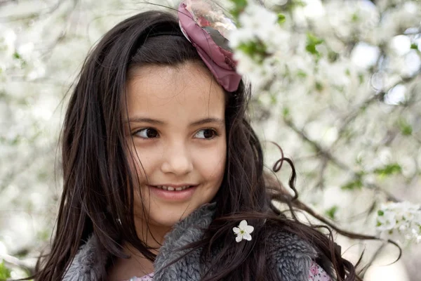 Retrato de menina sorrindo — Fotografia de Stock