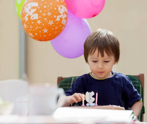 Niño celebrando cumpleaños —  Fotos de Stock
