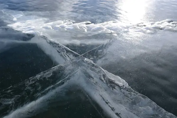 冻结在冰中的交叉形状 — 图库照片