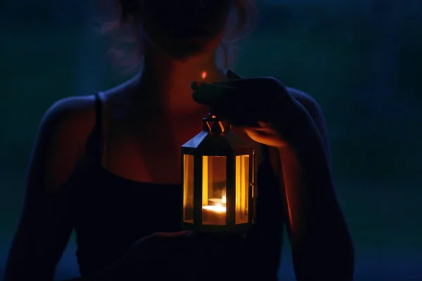 Молода жінка тримає ліхтар — стокове фото