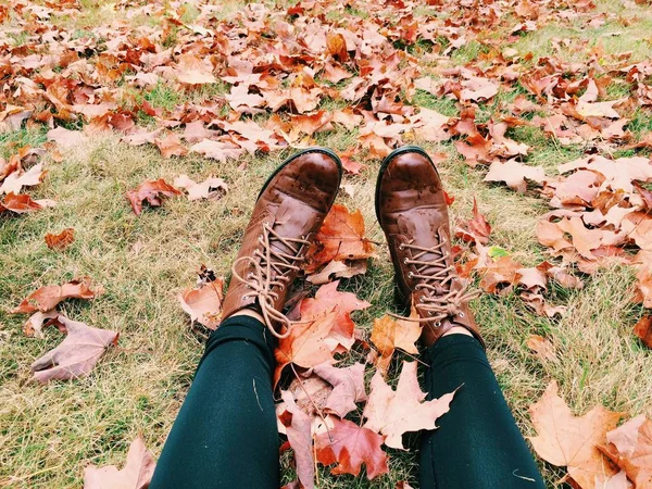 女性のブーツの葉で休む — ストック写真