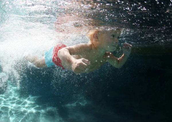 Little baby swimming in pool — Stock Photo, Image