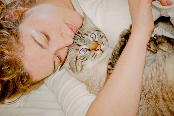 침대에서 여자 수용 고양이 — 스톡 사진