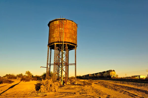Zbiornik na wodę wzdłuż torów kolejowych — Zdjęcie stockowe
